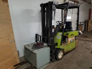 lot 1 image: Clark 3-Wheel Electric Cushion Forklift TM17