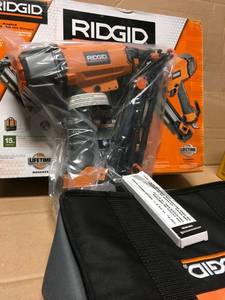 RIDGID 15-Gauge 2-12 in. Angled Finish Nailer in like new condition