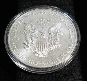lot 16 image: 2012 AMERICAN SILVER EAGLE 1 TROY OZ. .999 FINE SILVER IN AIRTITE