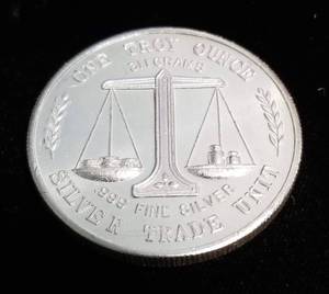 lot 40 image: 1 TROY OZ. .999 FINE SILVER EAGLE WITH FLAG TRADE UNIT