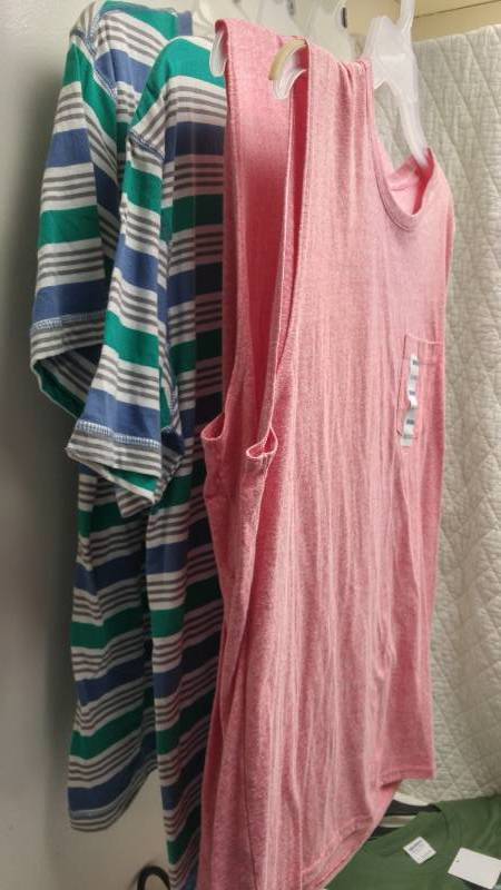 lot 81 image: 27 Mens Sleeveless  T shirt NEW NWT.