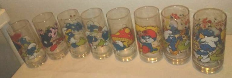 lot 15 image: 8 Smurf glasses - fabulous