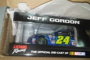 lot 32 image: NASCAR Lionel Racing Jeff Gordon #24