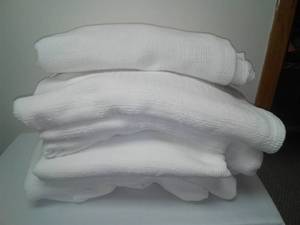 lot 45 image: 7 white cotton blankets