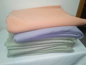 lot 46 image: 5 cotton poly blankets, spreads