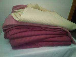lot 47 image: 6 cotton poly blankets.