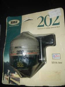 lot 66 image: Boating  fishing - Zebco 202 open in pkg, bumpers floats.