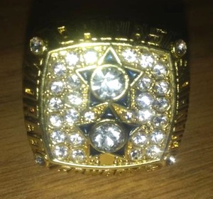 lot 71 image: Dallas Cowboys Super replica Bowl Ring.