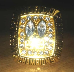 lot 117 image: San Francisco 49ers Joe Montana. Super Bowl Ring,