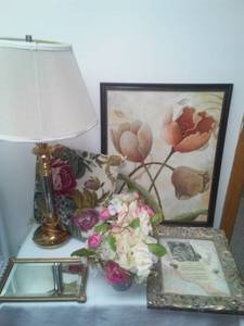 lot 162 image: Decor floral theme