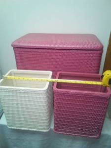 lot 168 image: Vintage Hamper  trash can set. Pink & white.