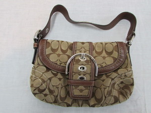 lot 16 image: Coach Purse