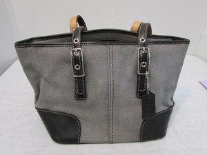 lot 17 image: Coach Purse