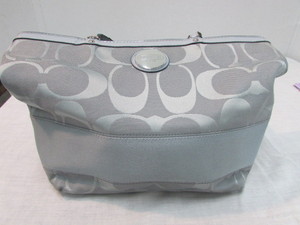 lot 18 image: Coach Purse