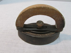 lot 39 image: Vintage Clothes Iron