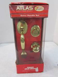 lot 41 image: Brass Entry House Entry Set