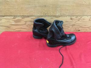 lot 327 image: Vibram Mens Size 14 Boots