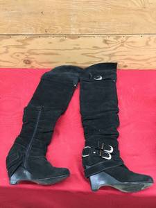 lot 362 image: Womens Size 6 Boots