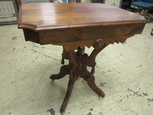 lot 311 image: VINTAGE WOOD ACCENT PEDESTAL TABLE