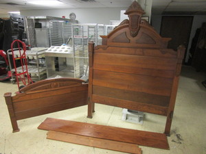 lot 318 image: VINTAGE WOOD DECORATIVE HEAD BOARD AND FOOT BOARD