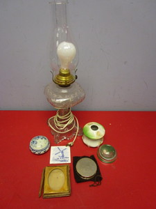 lot 352 image: VINTAGE LAMP, DESKTOP DECOR, TABLE ITEMS