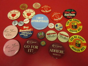 lot 355 image: VINTAGE MINNESOTA, BUSINESS BUTTONS, DAISY AIR RIFLE BUTTON, MORE