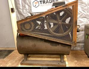 lot 4 image: DeVilbiss Air Compressor