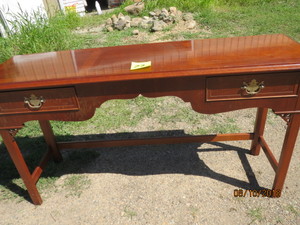 lot 23 image: Table with 2 drawers