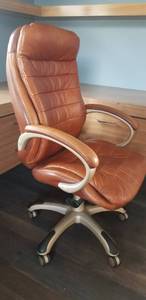lot 38 image: Camel Leather Executive Office Chair