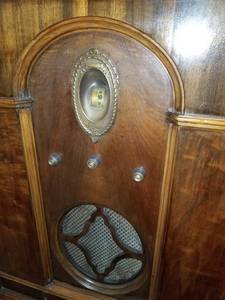 lot 116 image: Amazing 1920s-30s Antique Radio by Majestic