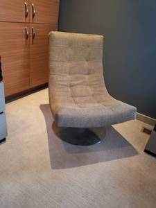 lot 20 image: Super Stylish Retro Inspired Swivel Chair by Lee