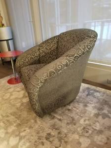 lot 37 image: Elegant Swivel Chair