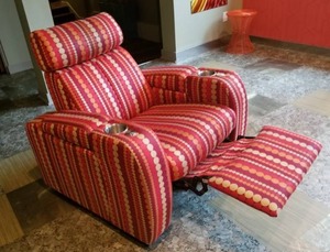 lot 29 image: Vibrant Contemporary Recliner