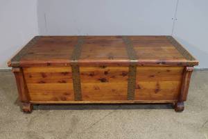 lot 5 image: Wood Chest