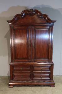 lot 8 image: Entertainment Cabinet