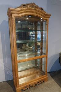 lot 33 image: Lighted Curio Cabinet