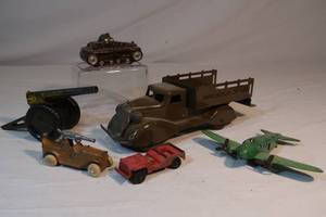 lot 21 image: VINTAGE Military Toys (6 Pieces)