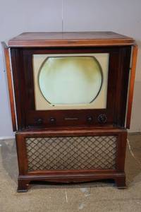 lot 37 image: VINTAGE RCA Victor Cabinet TV