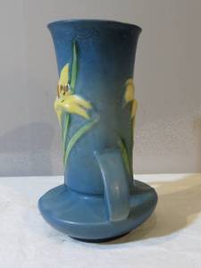 lot 44 image: Roseville Vase