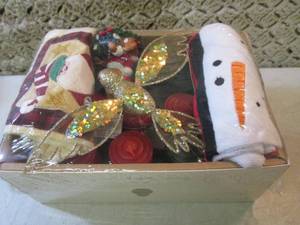 lot 40 image: Holiday Candles Gift BasketBox  FS...