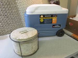 lot 59 image: Igloo Maxcold 40 Qt Cooler and Vint...
