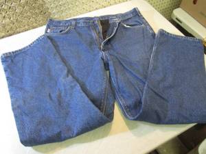 lot 124 image: Pair of Carhartt LinedInsulated Je...