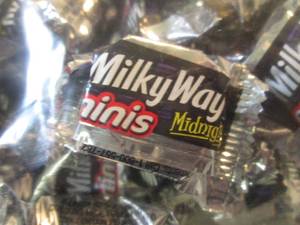 lot 233 image: 2 Pound Bag of Mini Milky Way Candy...