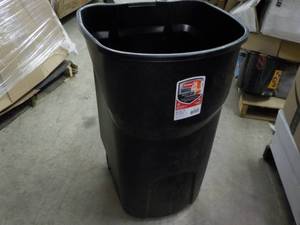 lot 31 image: 45 Gallon Rubbermaid Roughneck Garb...