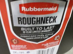 lot 32 image: Set of 2 Rubbermaid Roughneck  32 G...