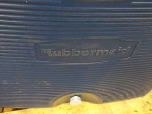 lot 35 image: Rubbermaid Cooler with Handle, Cuph...