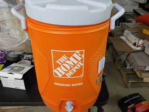 lot 39 image: Rubbermaid Beverage Cooler with Cup...