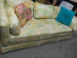 lot 150 image: Floral Couch with 2 pillows 84 Lon...