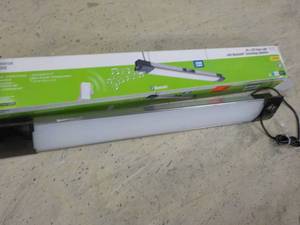 lot 186 image: 40 LED Bright White Shop Light wit...
