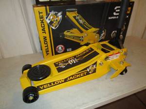 lot 102 image: Yellow Jacket 3 ton Floor Jack
